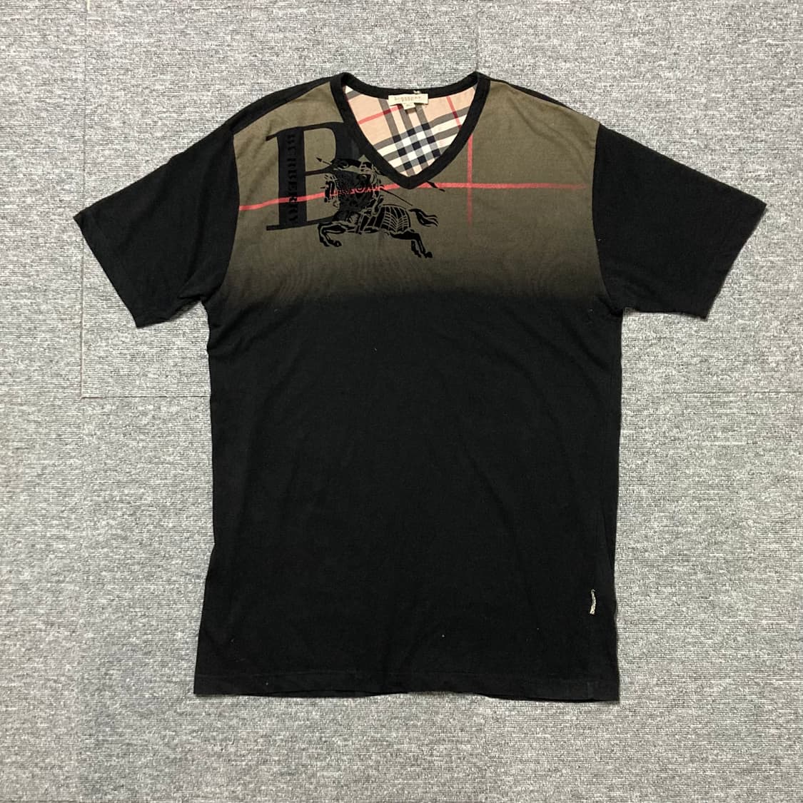 [XL] BURBERRY 기사 패턴 브이넥 반팔티 후루츠패밀리