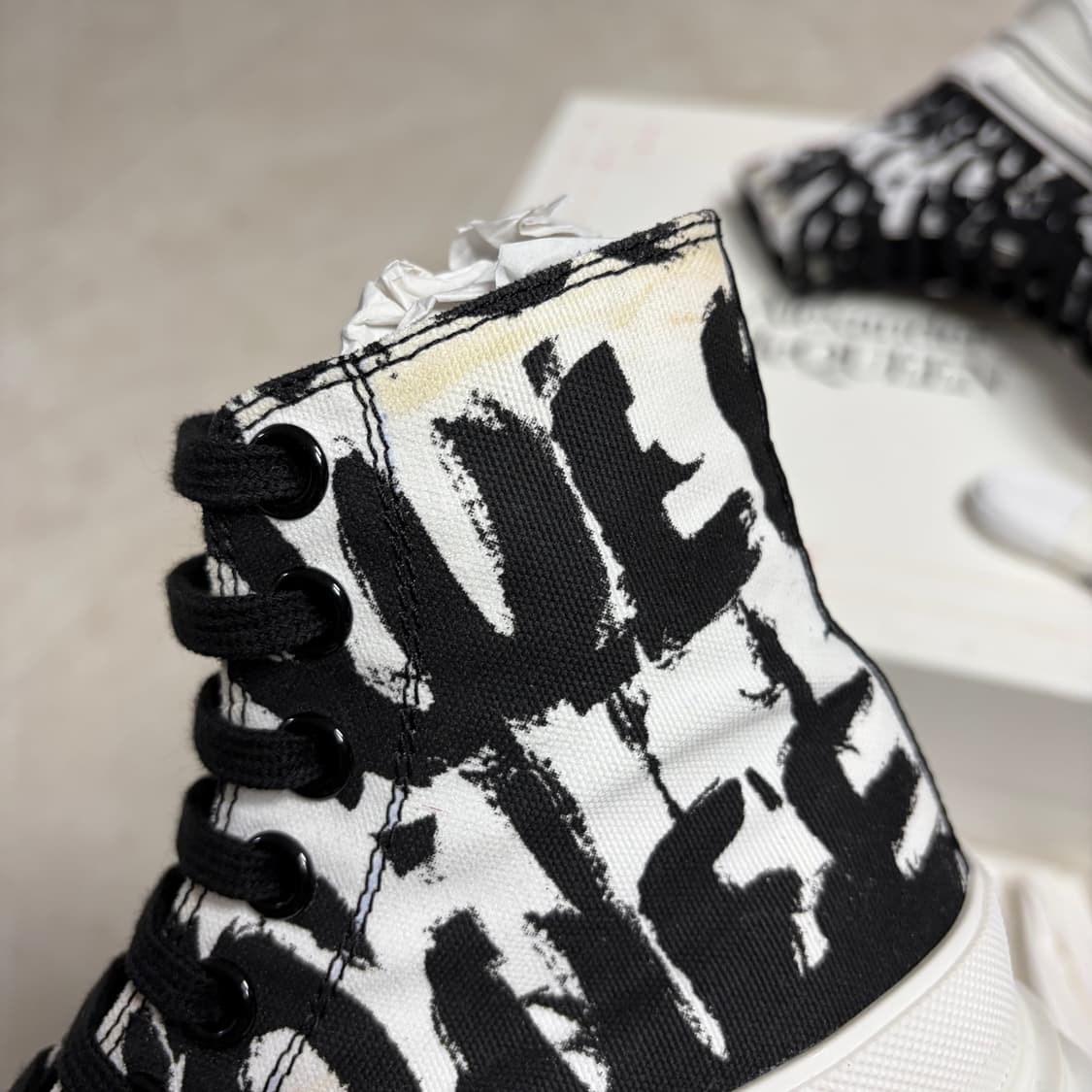 새상품(230)알렉산더맥퀸 그래피티 트레드 슬릭 부츠 화이트블랙 상품이미지5