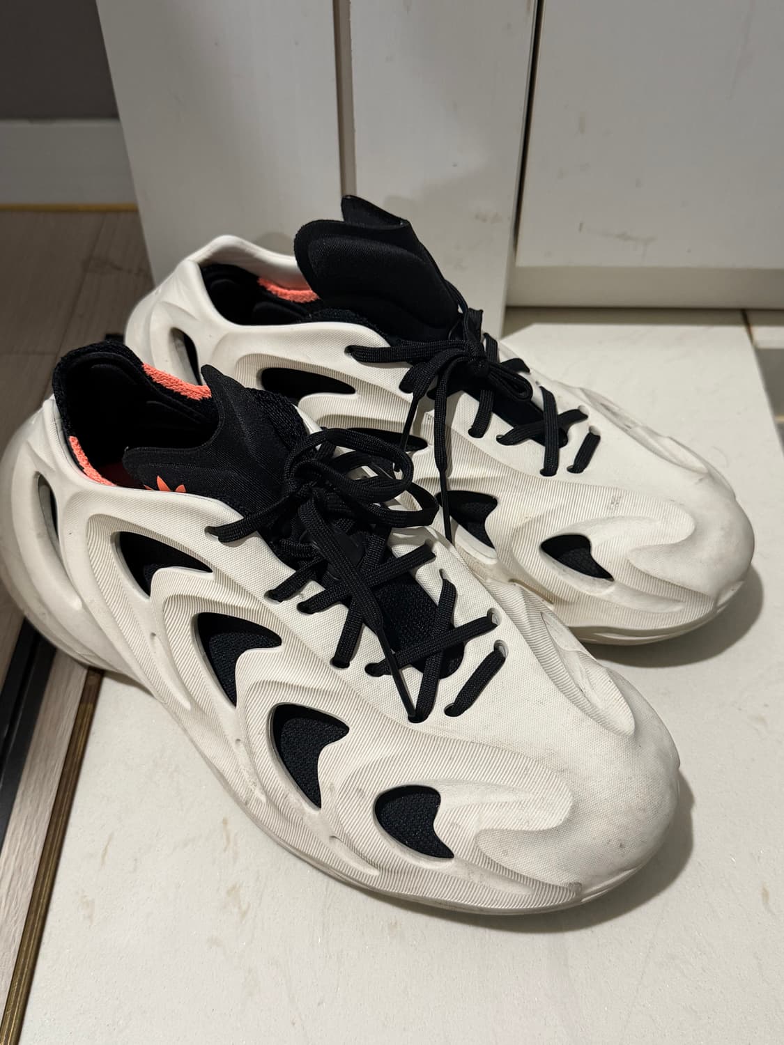 아디다스 아디폼Q 윈더 화이트 코어 블랙 상품이미지2