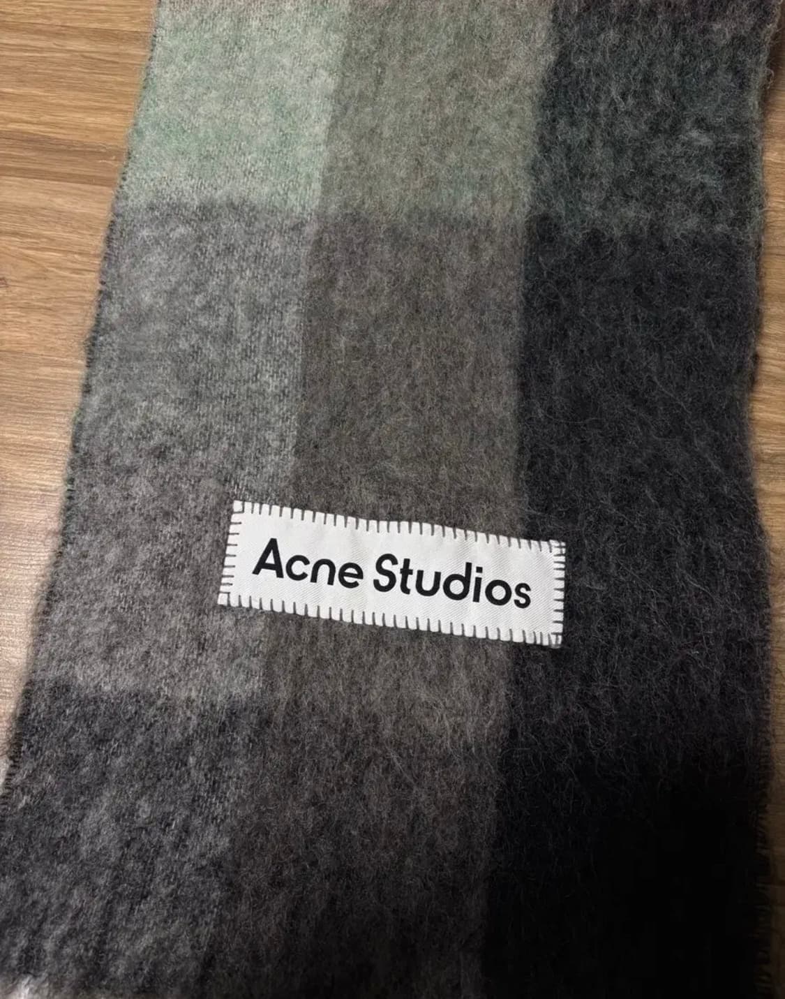 아크네스튜디오 모헤어 체크머플러 판매합니다 상품이미지2