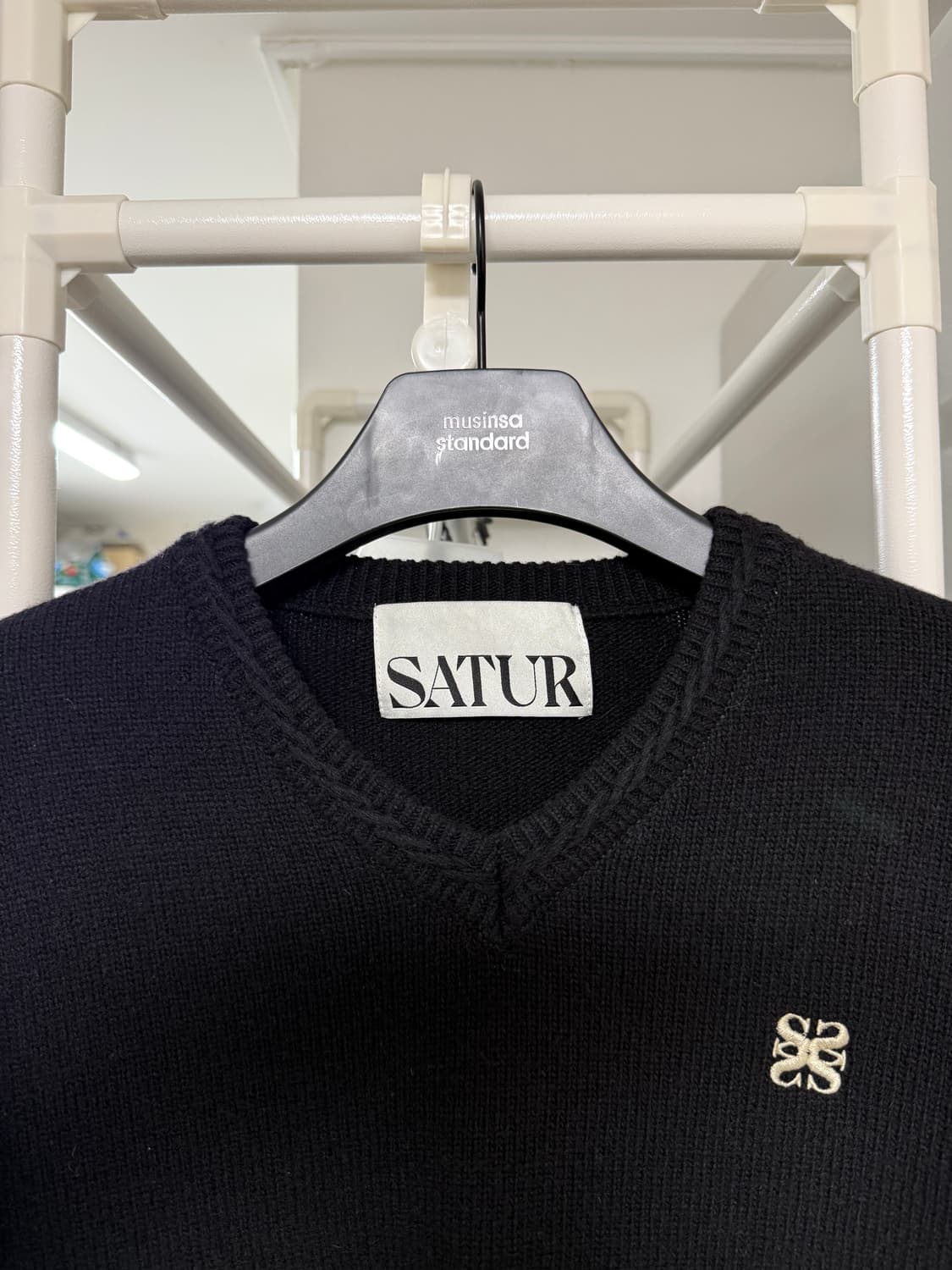 [세터] 더블린 언발란스 브이넥 니트 클래식 블랙 상품이미지2