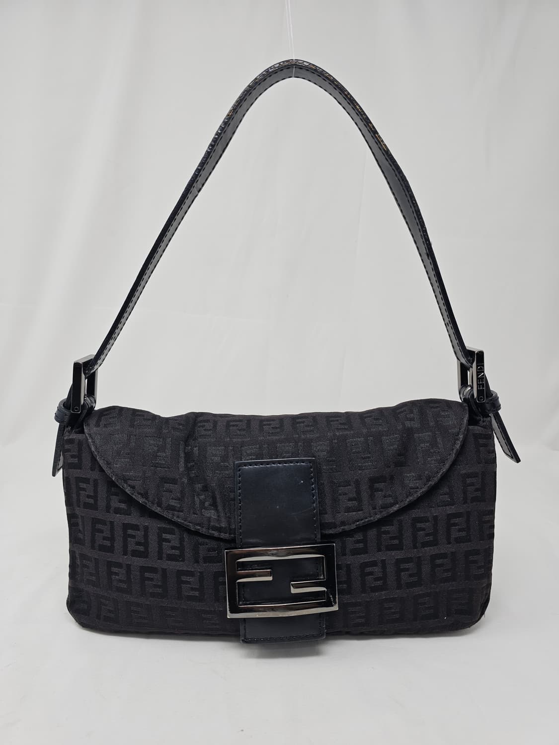 FENDI 펜디 FF 바게트백 블랙 모노그램 숄더백 상품이미지1