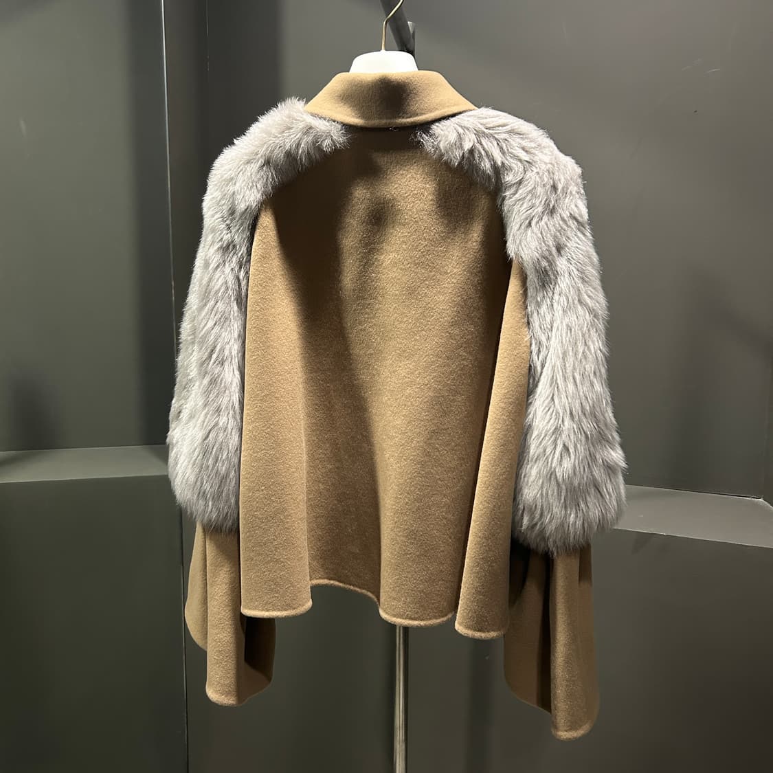 로에베 시어링 퍼 크롭 코트 상품이미지4