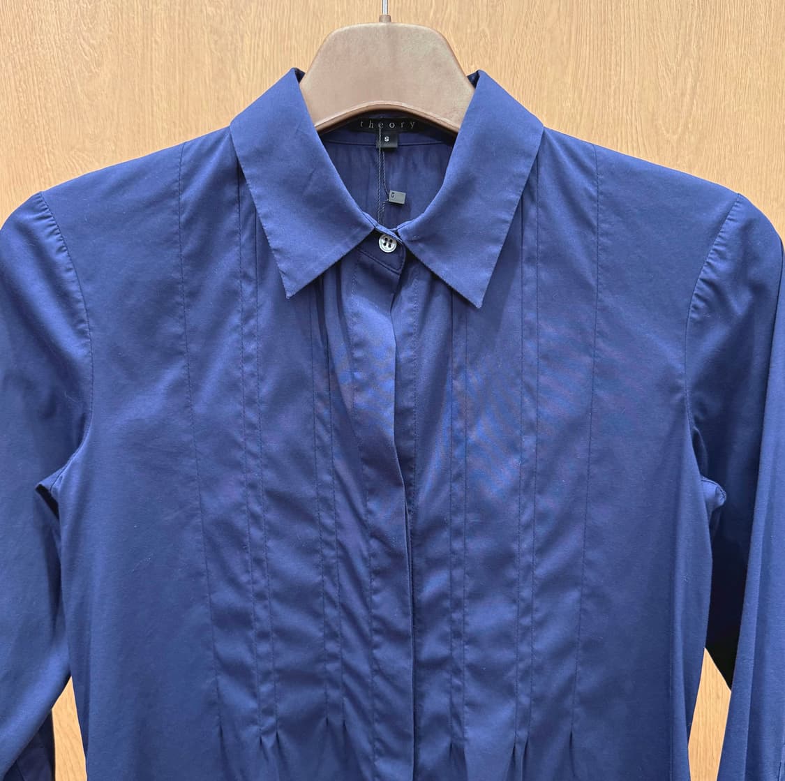 띠어리 긴팔 셔츠 전면 핀턱 디테일 블라우스 슬림핏 네이비 상품이미지4