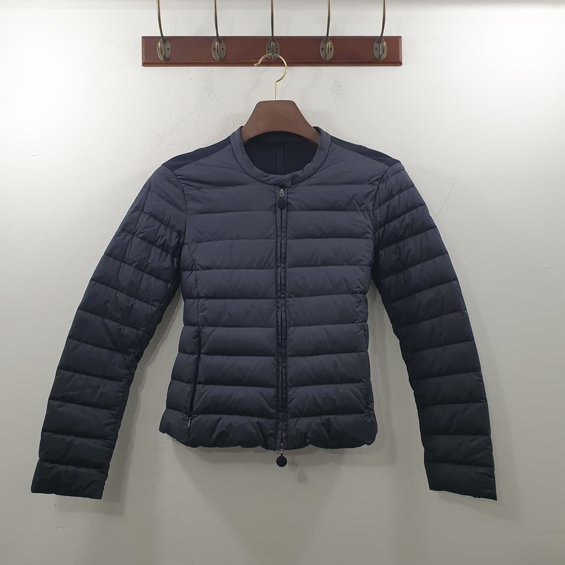 38 아르마니콜레지오니 여성 정품 덕다운 경량 패딩 점퍼 다크네이비 상품이미지1