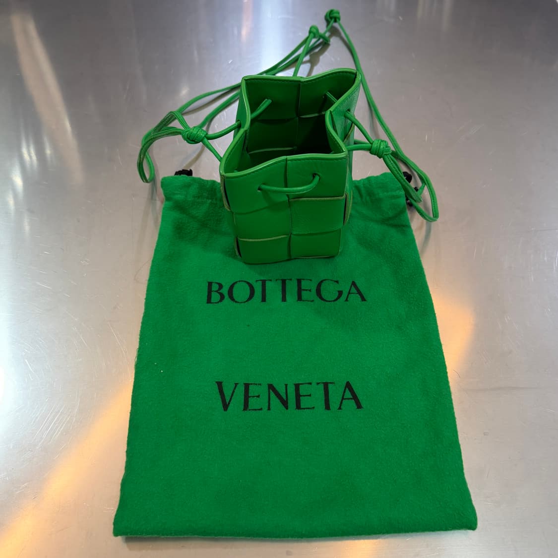 [리오브전포점] 보테가베네타 미니레더 카세트 패러킷 버킷백 상품이미지1