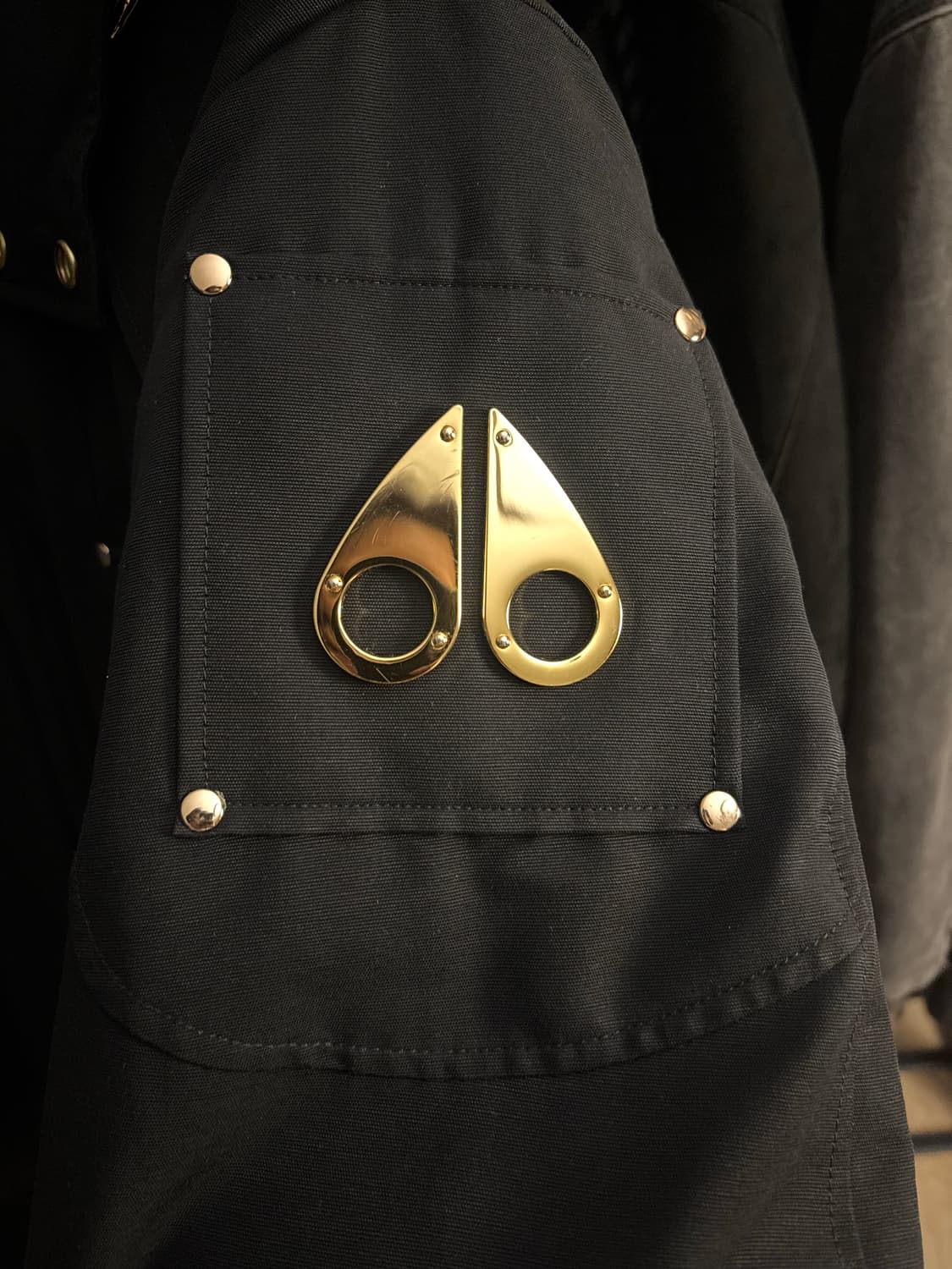 무스너클 금장 패딩 상품이미지3