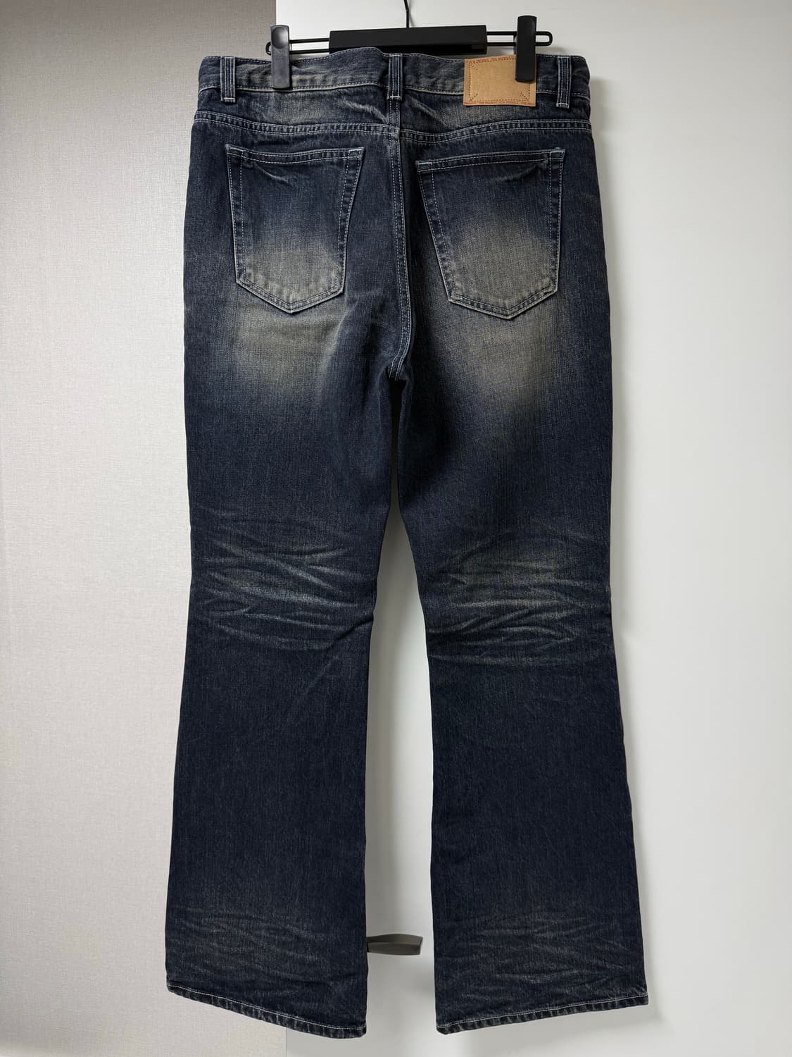 [48] 엘무드 슬래시 플레어 데님 부츠컷 팬츠 - 트루 블루 상품이미지3