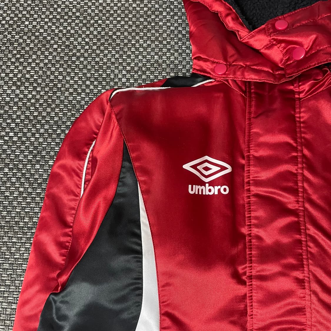 엄브로 레드 블랙 포인트 후드 롱 돕바 상품이미지4