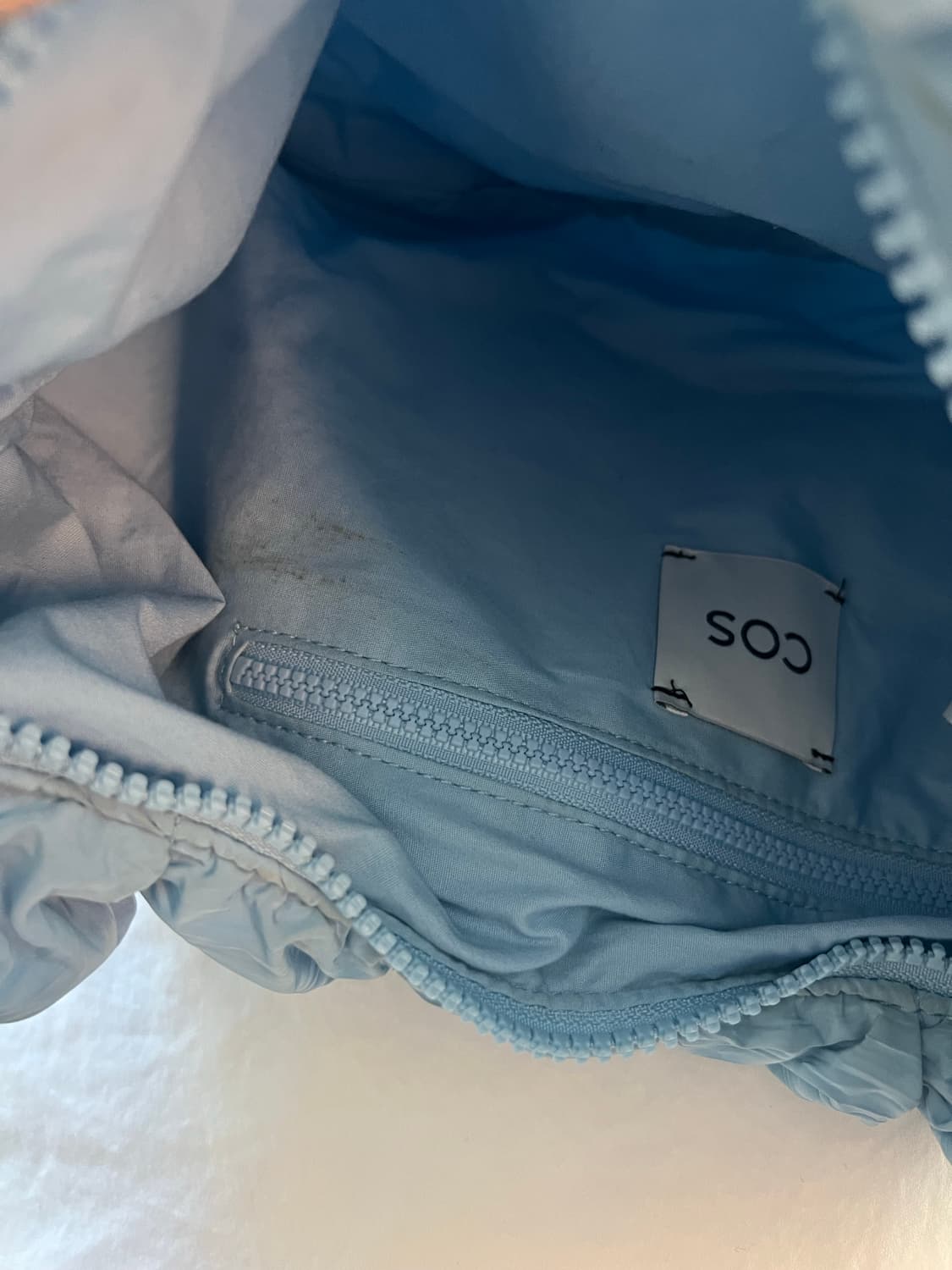 Cos 리플 바디백 라이트블루 상품이미지3