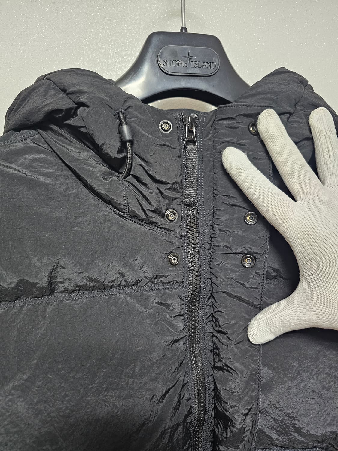 스톤아일랜드 나일론 메탈 에코닐 후드 다운 패딩 24FW 상품이미지4