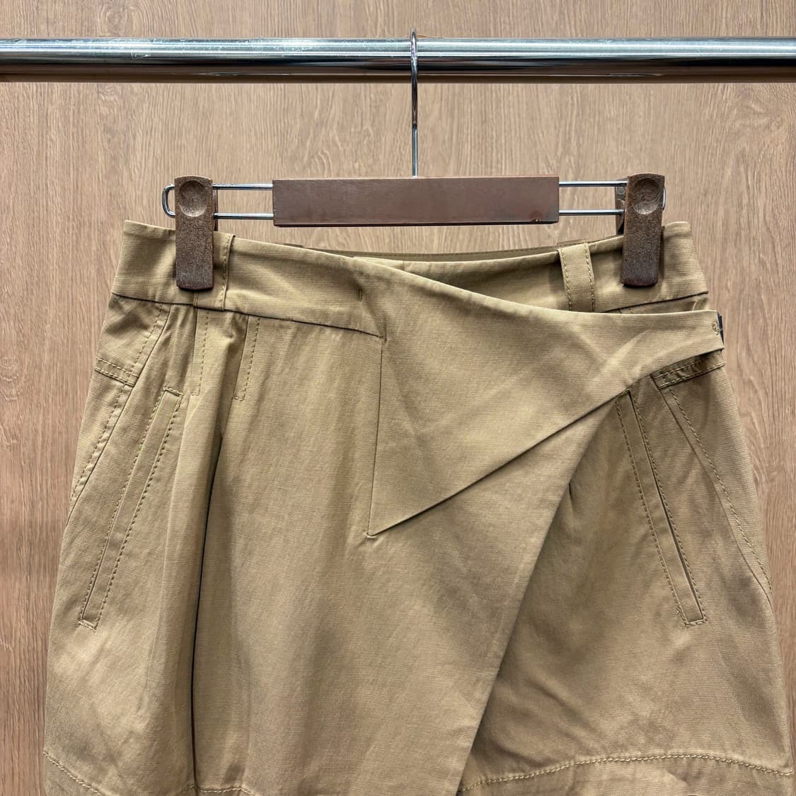 질스튜어트 숏 팬츠 사선 랩 사이드 버클 스트랩 포켓 디테일 베이지 상품이미지4