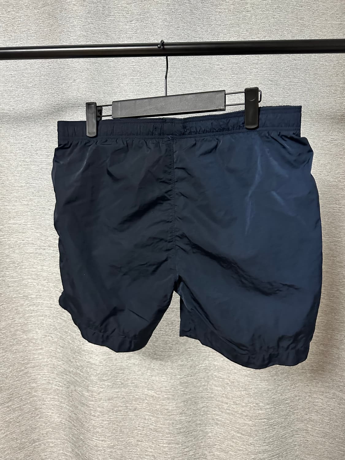 CP컴퍼니 박스로고 나일론 숏팬츠 네이비 (46) 상품이미지2