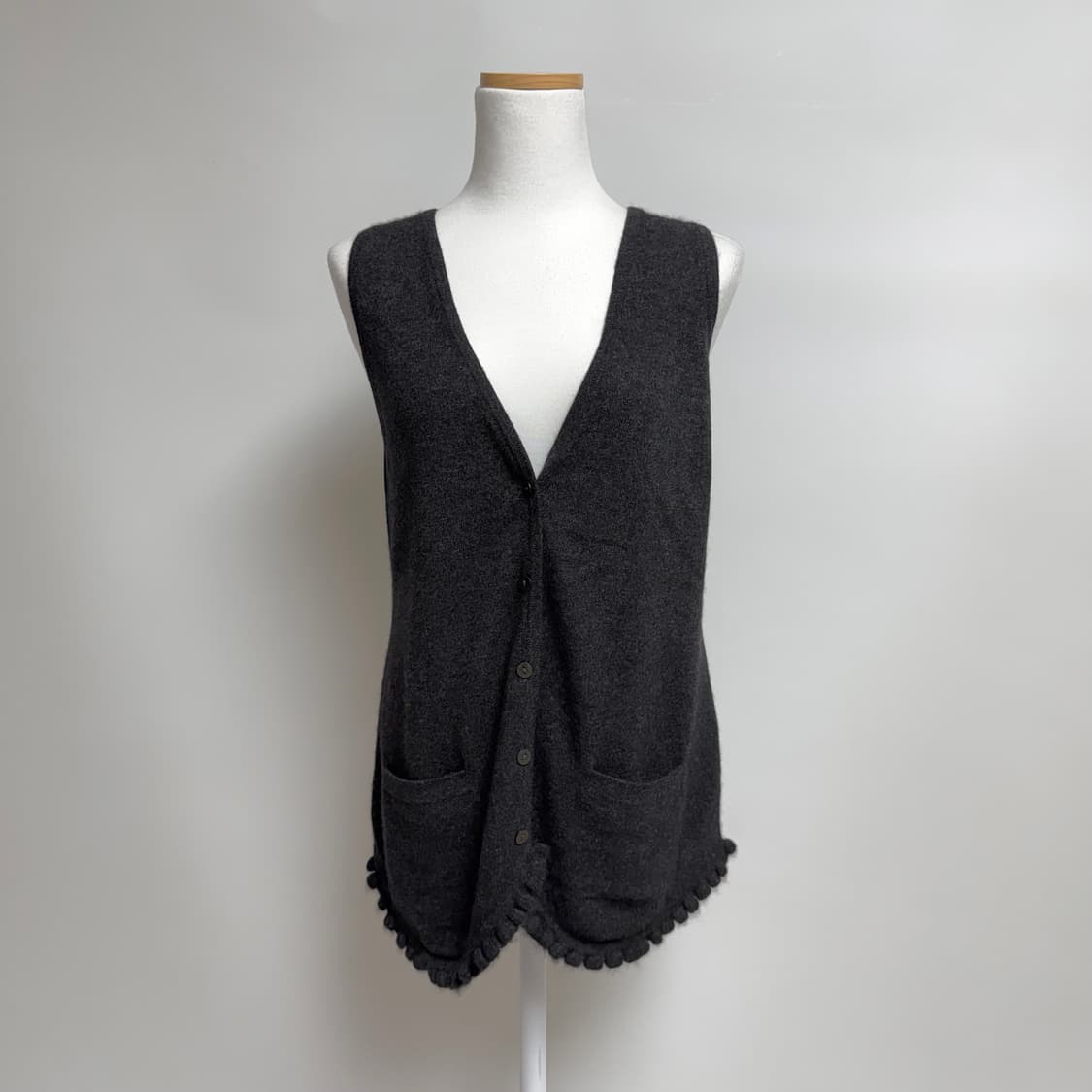 [캐시미어 100%] 차콜 브이넥 니트 베스트 L 상품이미지1