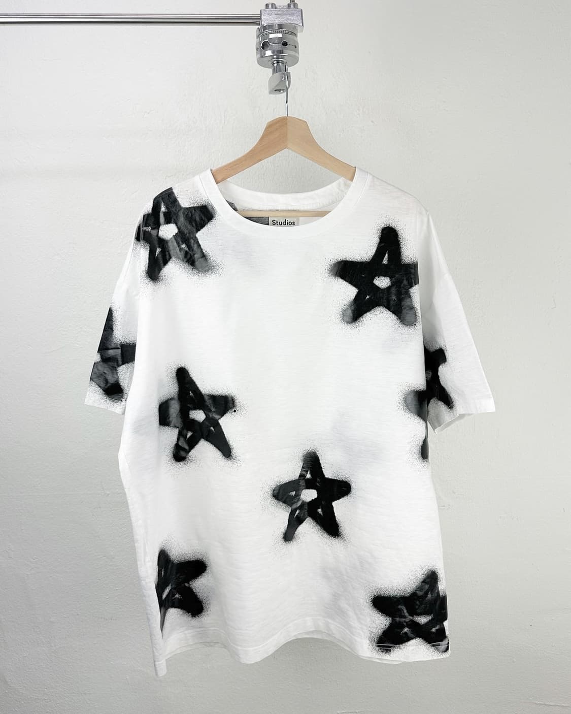 아크네 스튜디오 화이트 스타 페인팅 하프 티셔츠 상품이미지1
