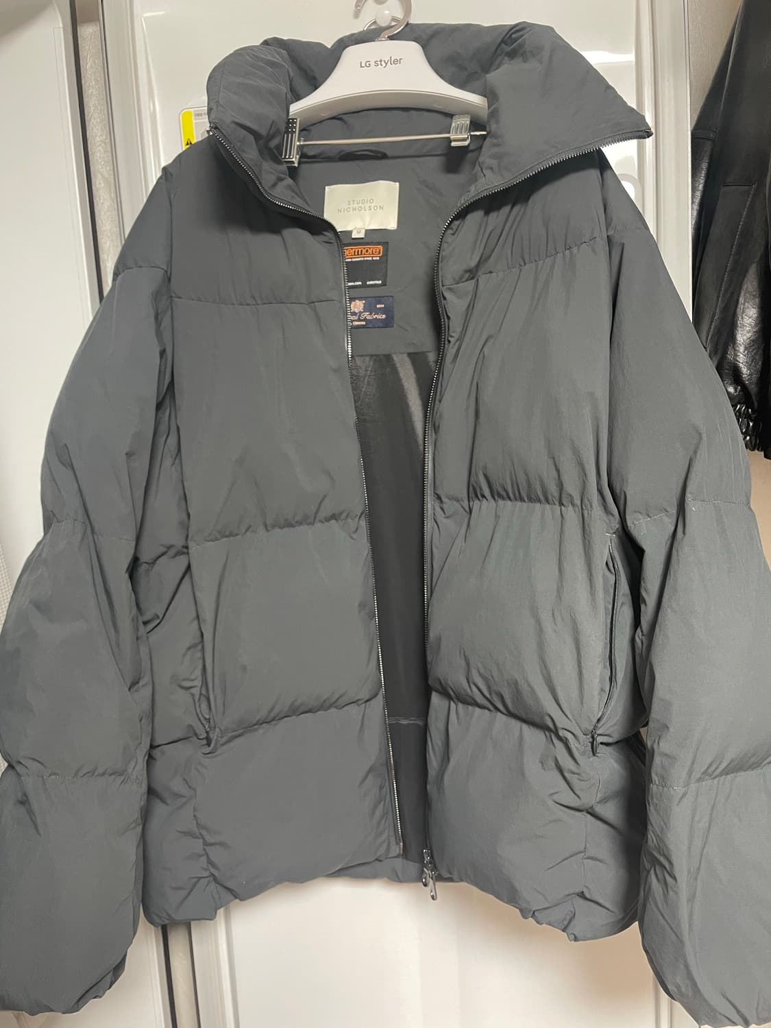 스튜디오 니콜슨 오젝트 에코다운 테크 발열 인젝션 다운 숏 자켓 플린트 상품이미지7