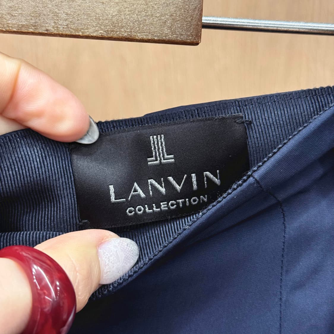 랑방 컬렉션 미디스커트 버튼 디테일 언발란스 슬릿 실키 네이비 상품이미지6