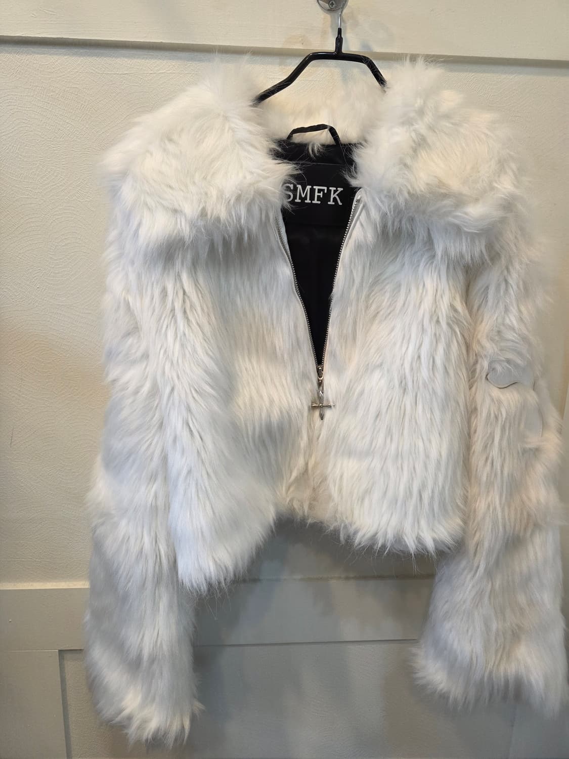 SMFK 화이트 페이크 퍼 후드 집업 상품이미지1
