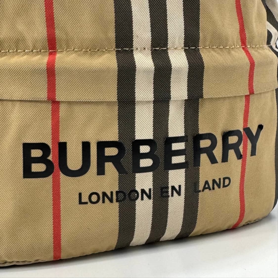 버버리 포이베 버킷 파우치 베이지 (8026737) 상품이미지5