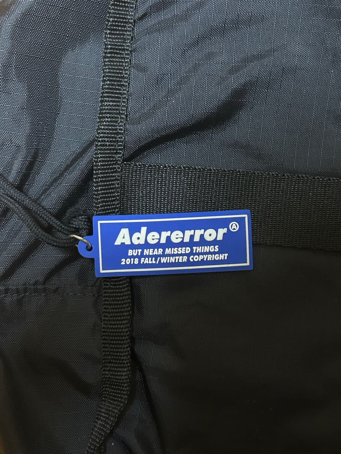 18FW 아더에러 블랙 더플백 상품이미지3