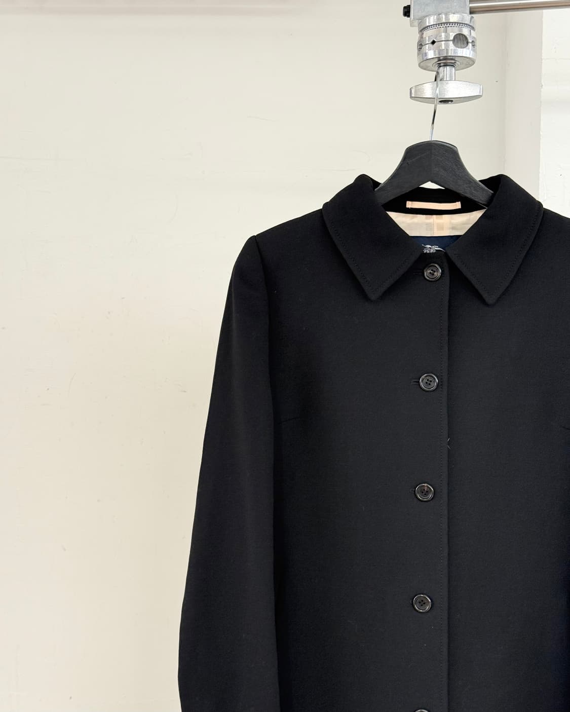 버버리 블랙 셔츠 칼라 스트레이트 라인 코트 상품이미지3