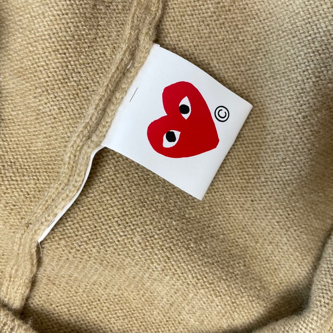 [M] 24FW 꼼데가르송 화이트와펜 로고 가디건 상품이미지7