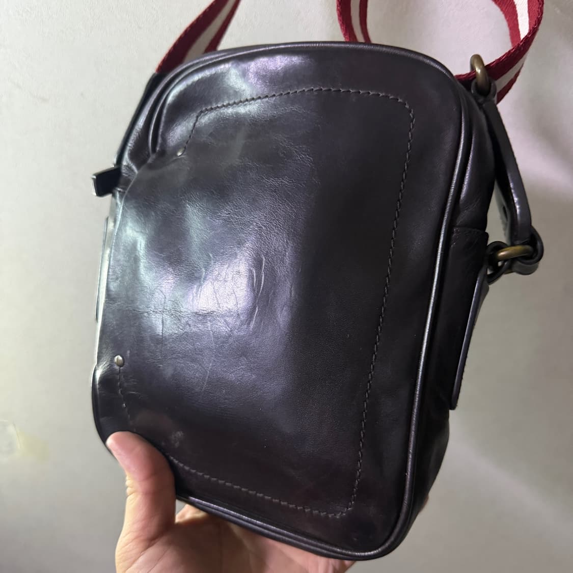 발리 남성 미니 크로스백 다크브라운 상품이미지1