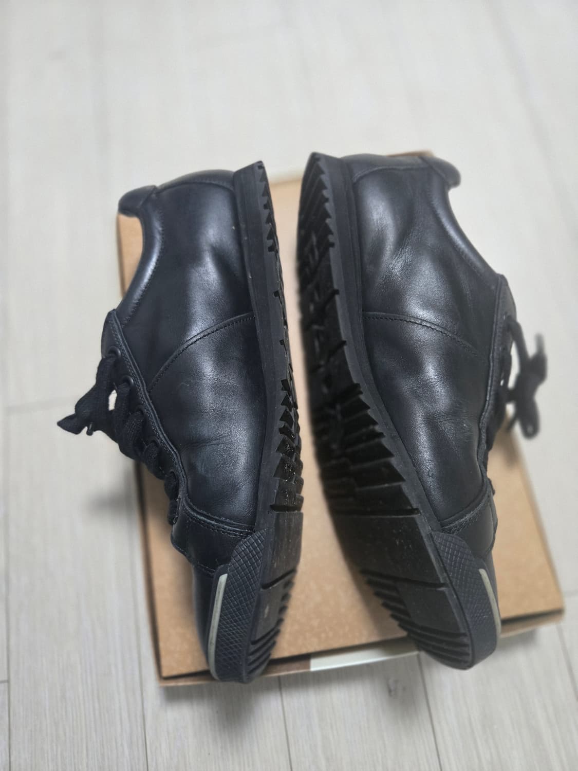 프라다 블랙 가죽 스니커즈 상품이미지2