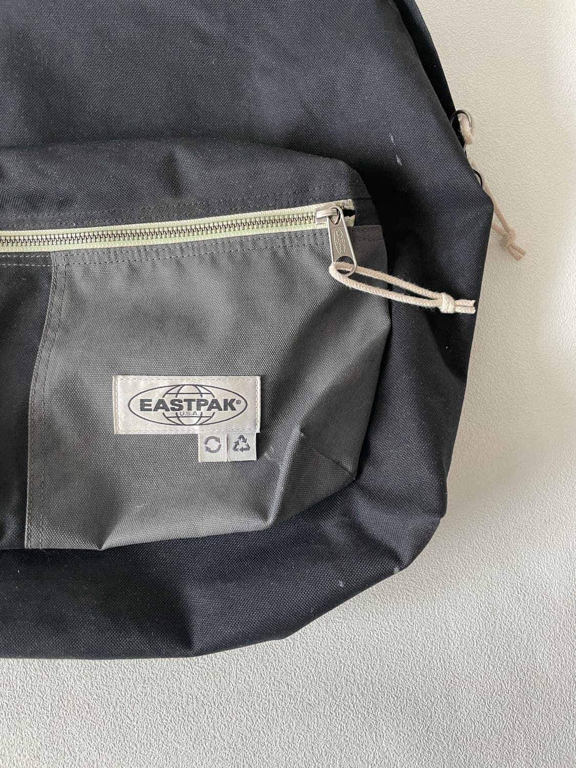 이스트팩(EASTPAK) 리싸이클 백팩 상품이미지3