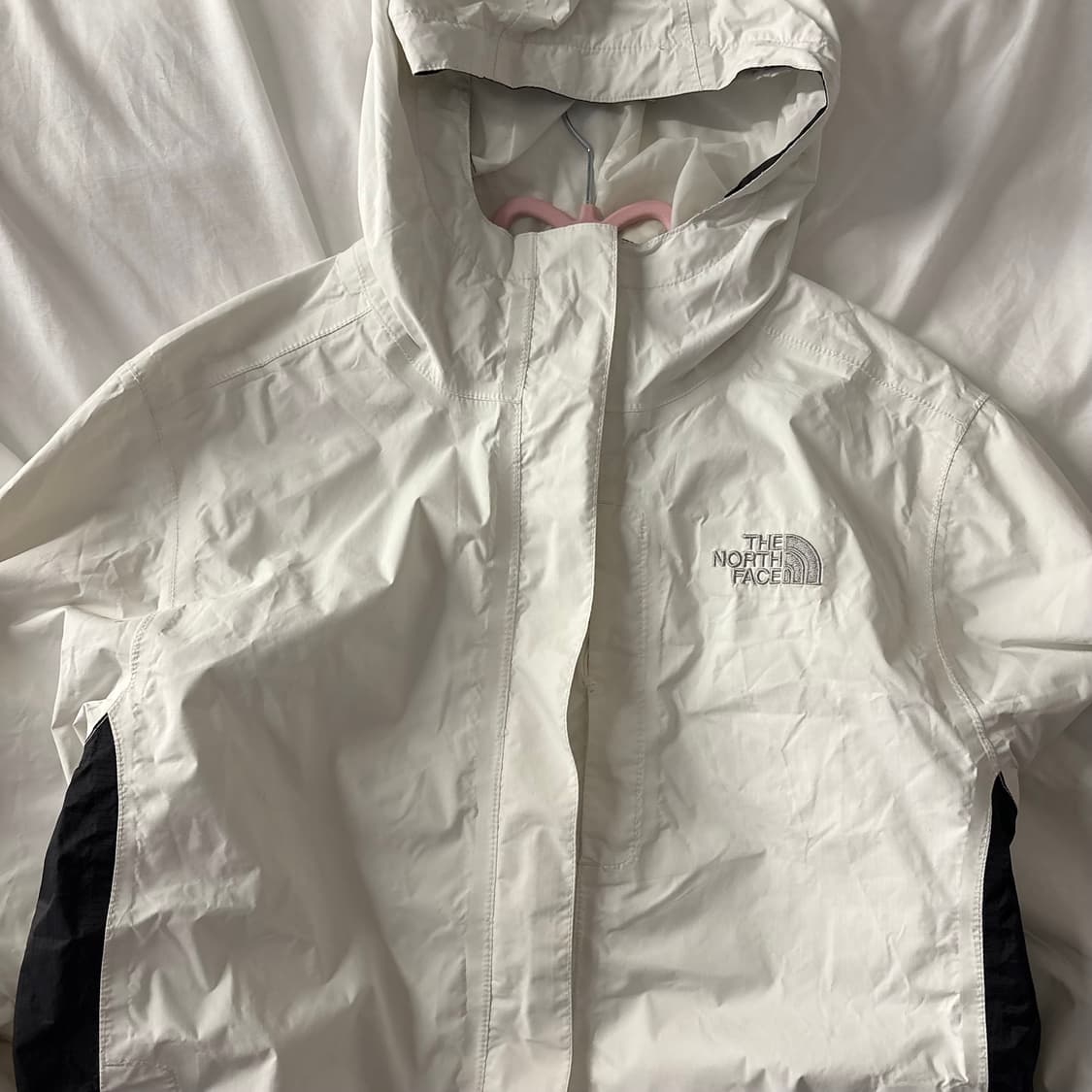 노스페이스 화이트 블랙 배색 바람막이 상품이미지3