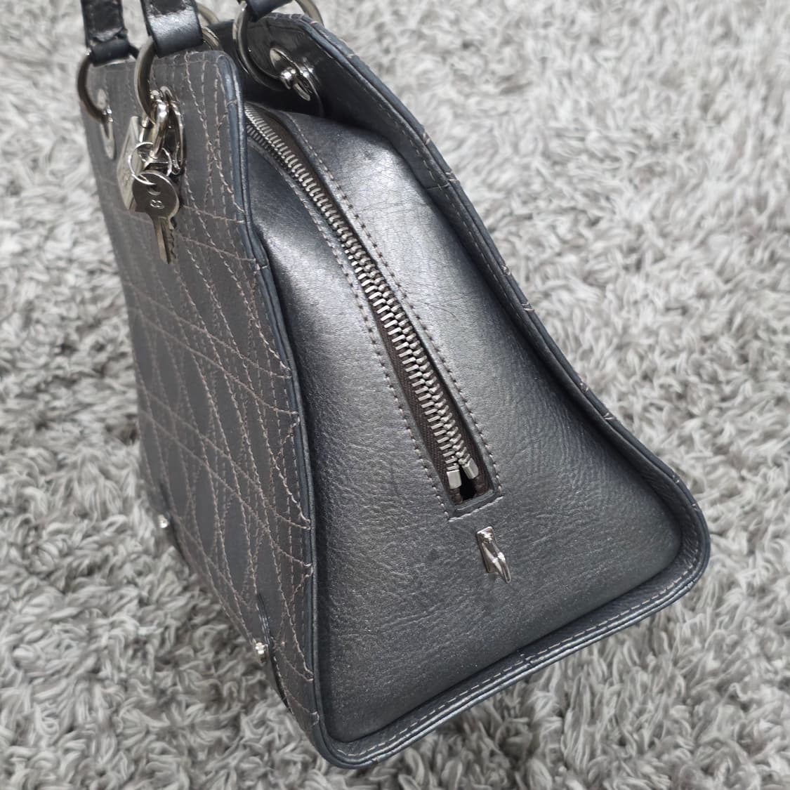 디올 레이디백 까나쥬 메탈릭 미듐 토트백 상품이미지6