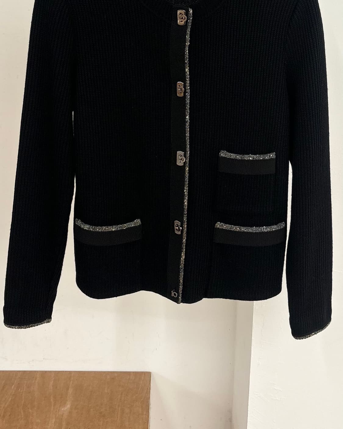 살바토레 페라가모 블랙 라운드넥 실버 포켓 버튼 가디건  상품이미지5