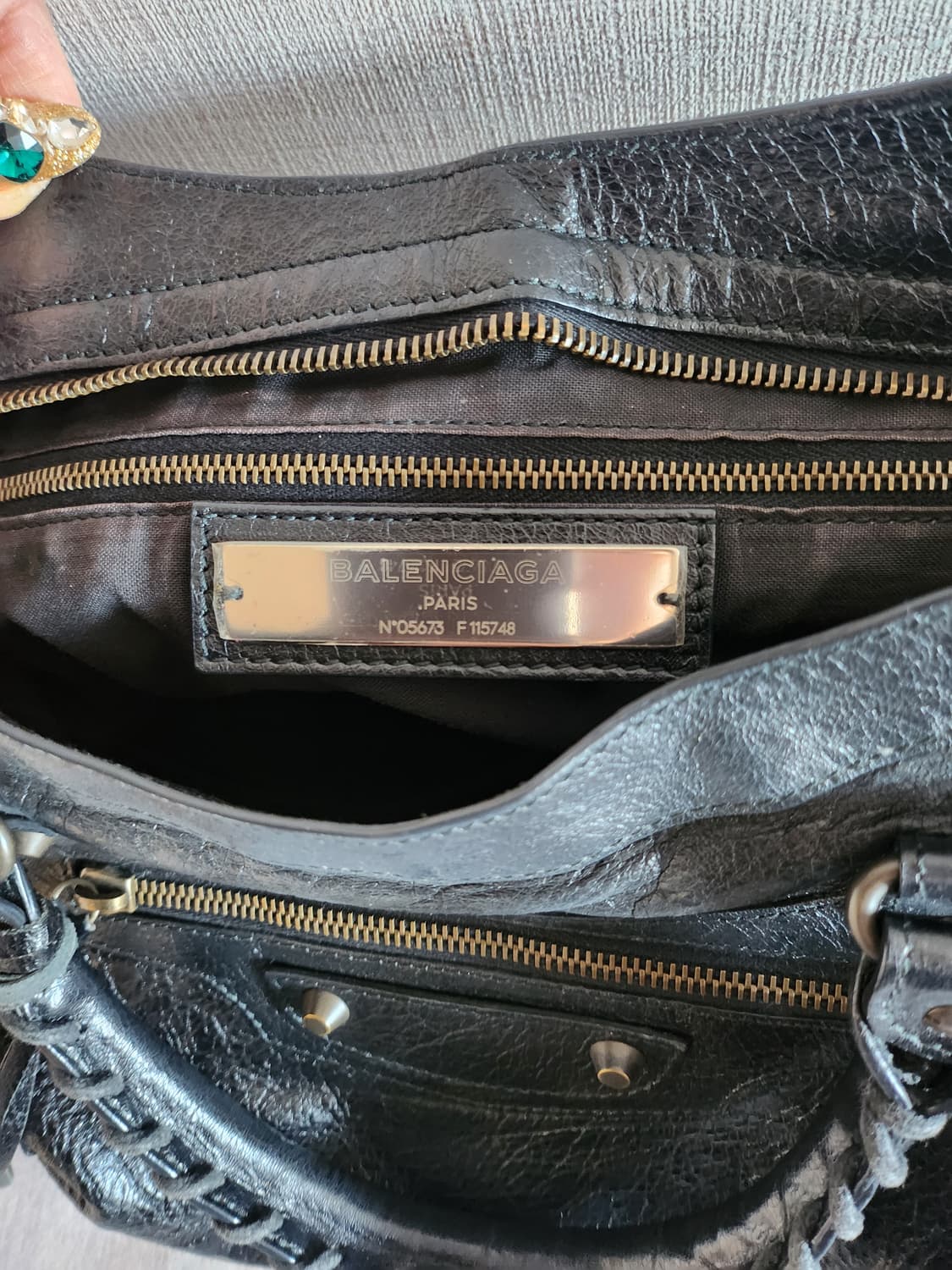 발렌시아가 모터 시티 미듐 블랙 흑장 상품이미지9