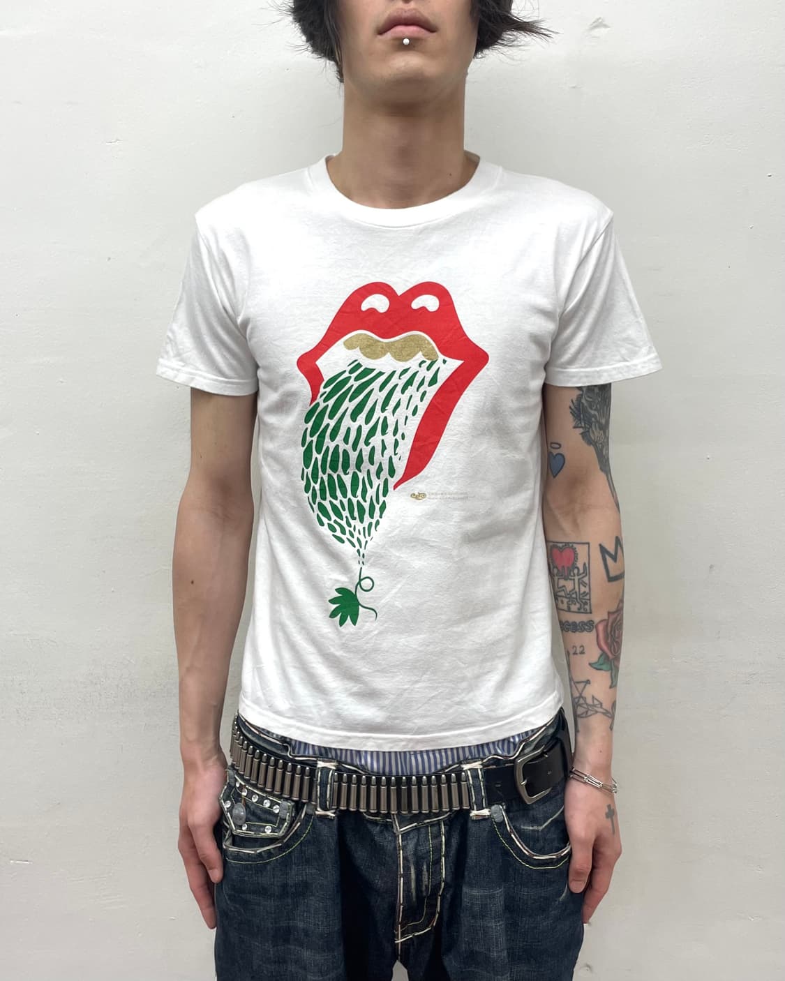white T-shirt with lip leaves  상품이미지1