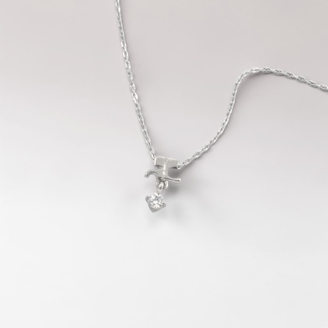 꾸레쥬 스톤포인트 로고 목걸이 상품이미지1