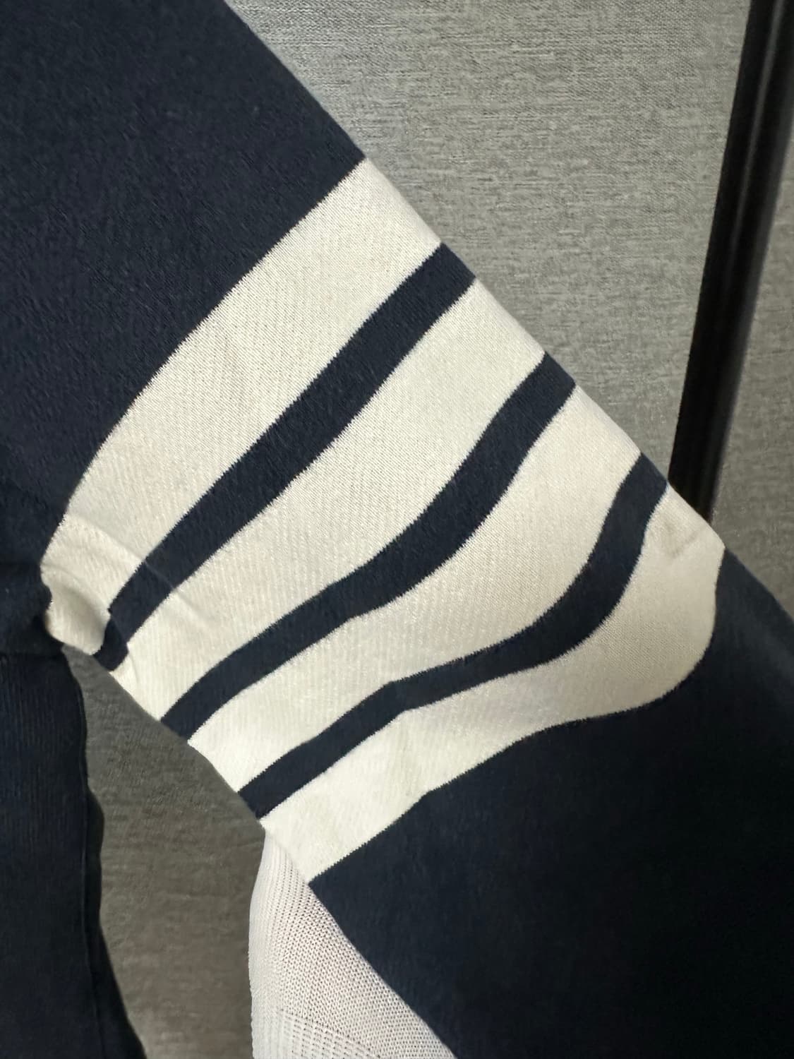 톰브라운 4선 완장 맨투맨 네이비 (4) 상품이미지4