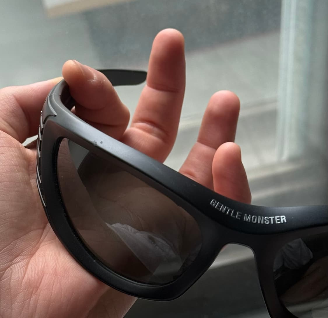 젠틀몬스터 뮈글러 선글라스 Spiral 02 M01 블랙 그레이 상품이미지5