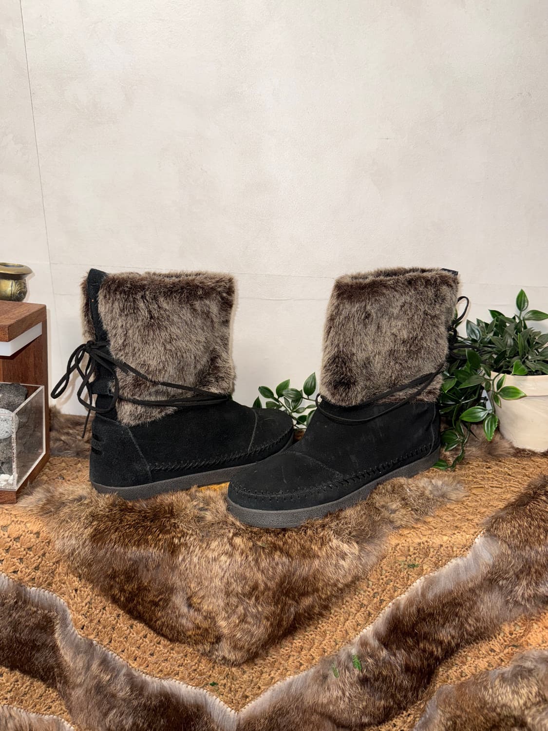 TOMS black fur strap boots 상품이미지1