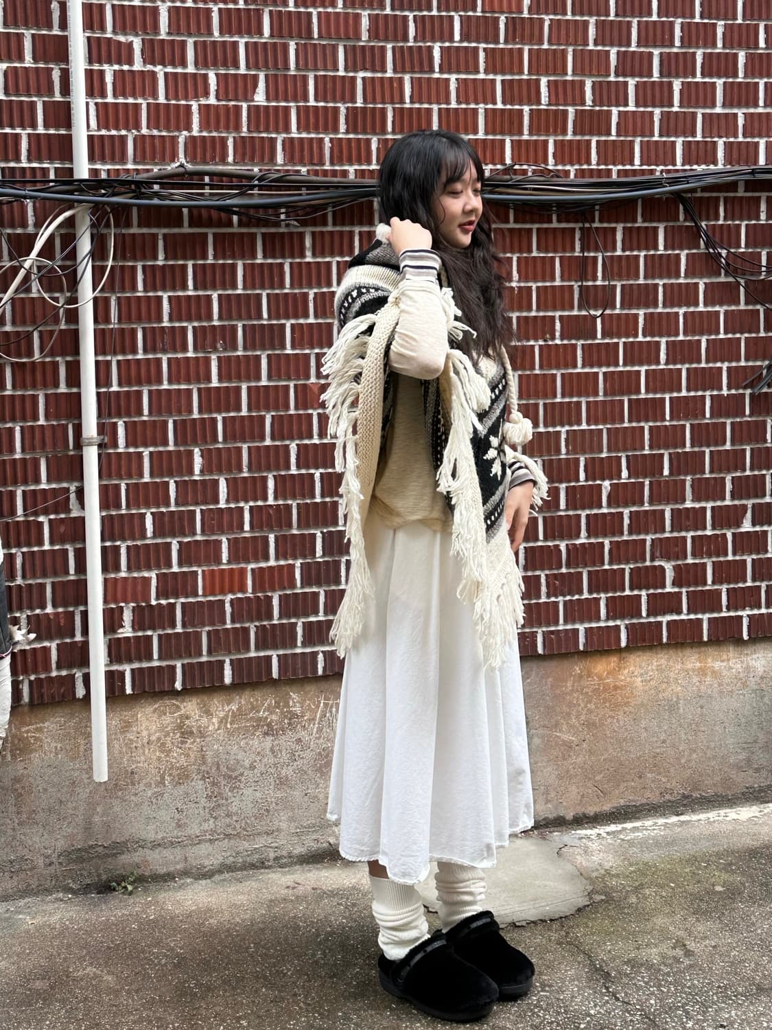 모리 노르딕 후드 케이프 스트라이프 목폴라 화이트 스커트 코디세트 상품이미지4