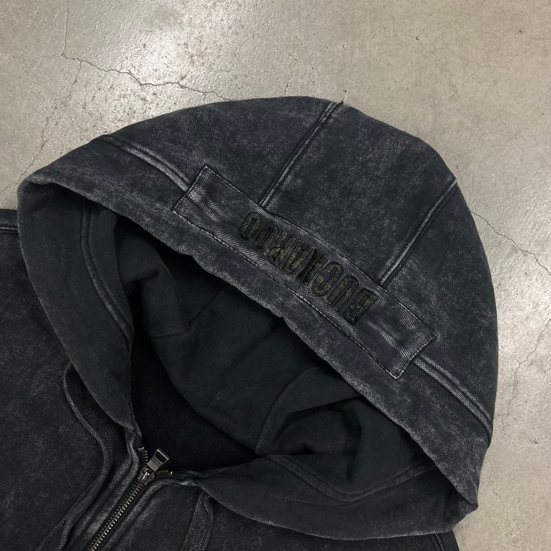 버커루 피그먼트 차콜 컬러 y2k 빅로고 후드 집업 상품이미지4