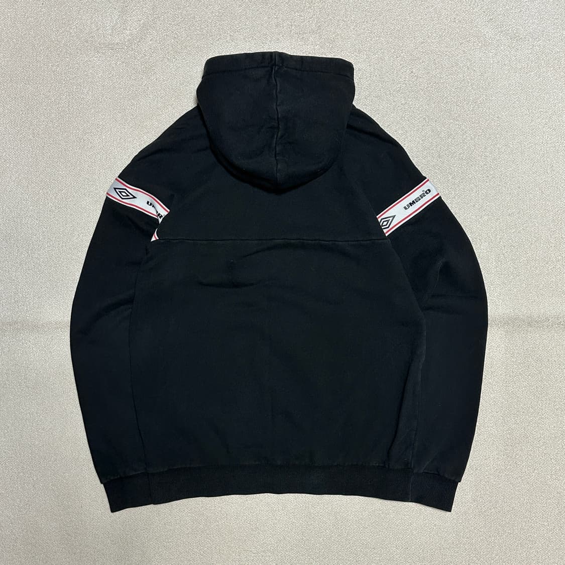 엄브로 로고 테이프 후드티 상품이미지3