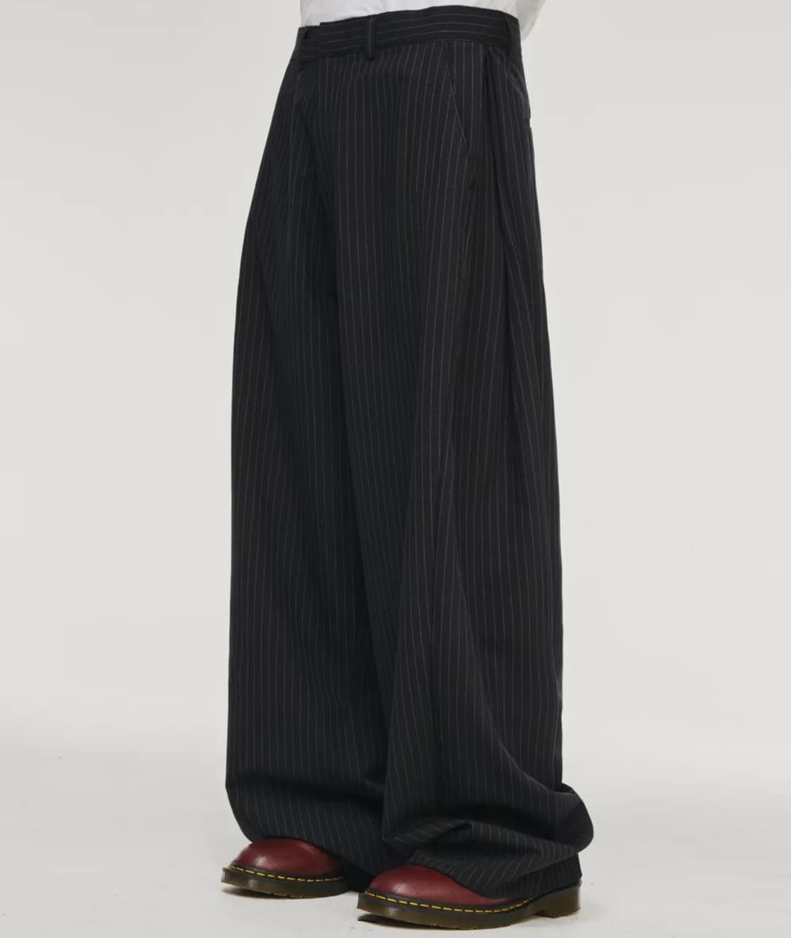 시그니처 멀티턱 와이드 슬렉스(스트라이프) 상품이미지1