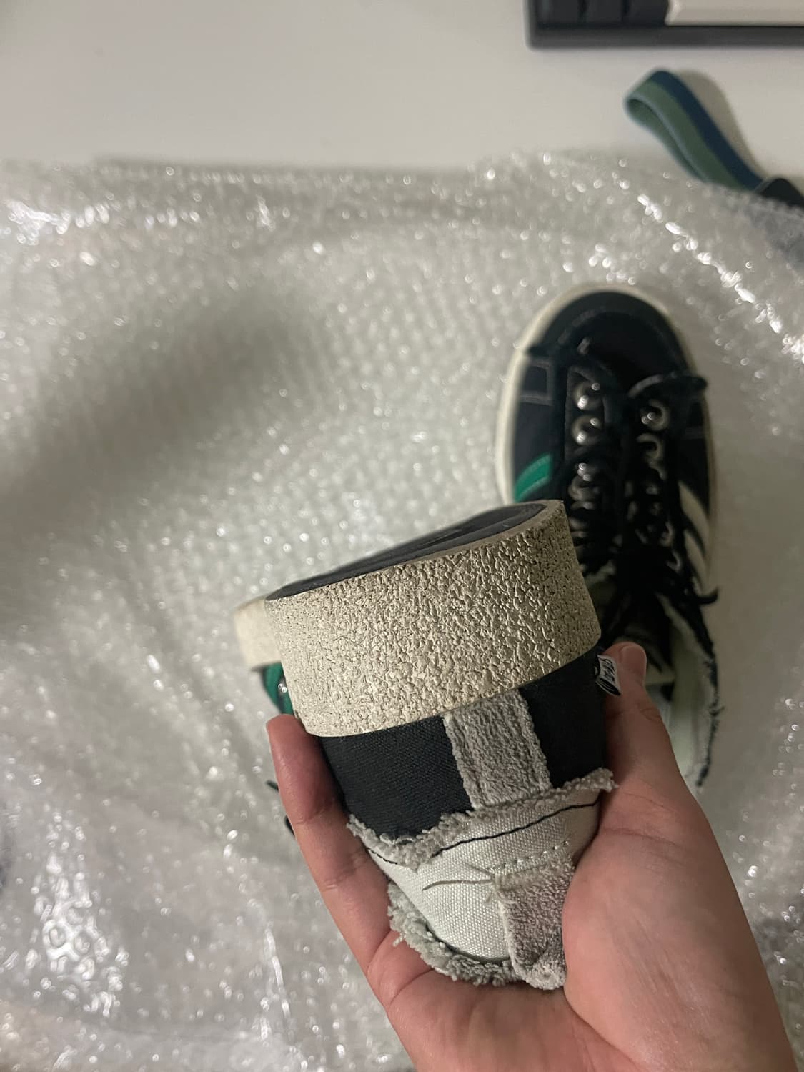 아디다스 x 송 포 더 뮤트 캠퍼스 80s (블랙 275) 상품이미지7