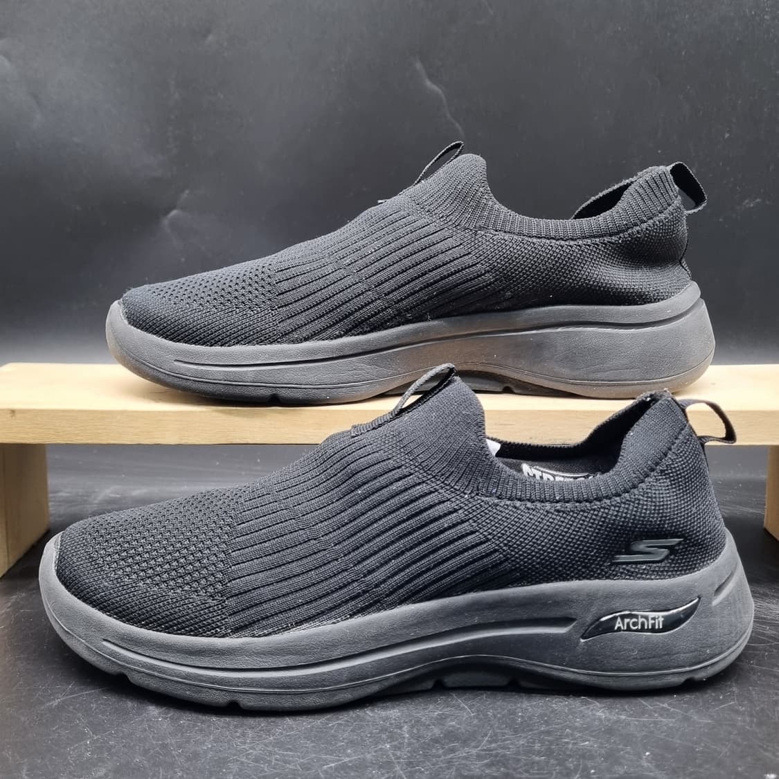 스케쳐스 고워크 아치핏 슬립온 240 상품이미지1