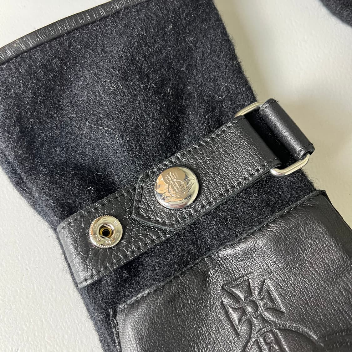 [Vivienne Westwood] 비비안웨스트우드 ORB 엠보싱 장갑 상품이미지4