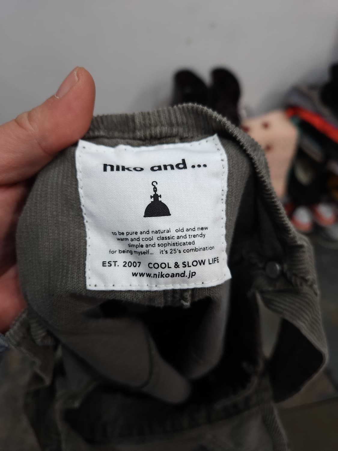 니코엔드 코듀로이 멜빵치마
​
 상품이미지9