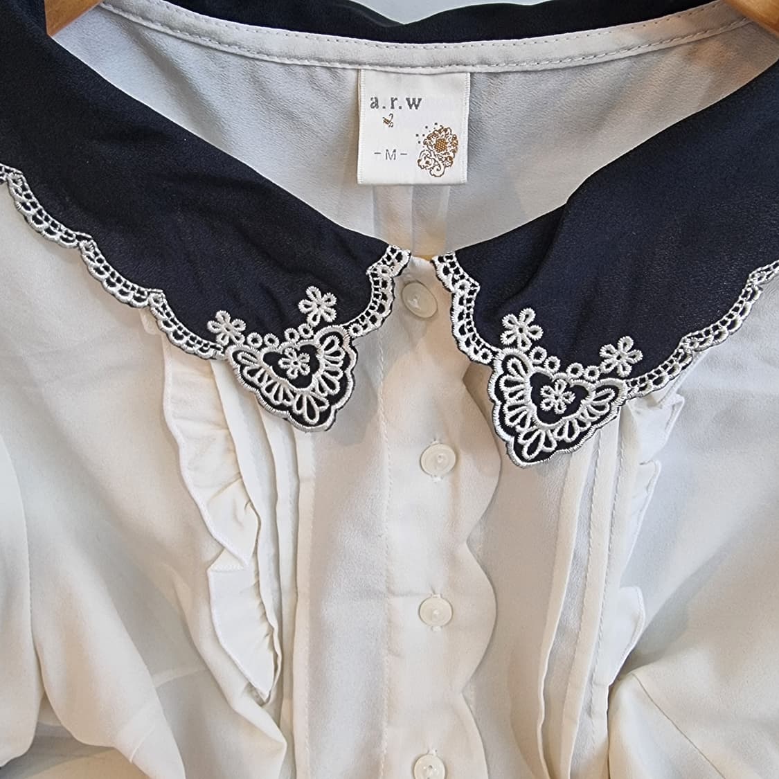 a.r.w 블랙카라 블라우스 상품이미지2