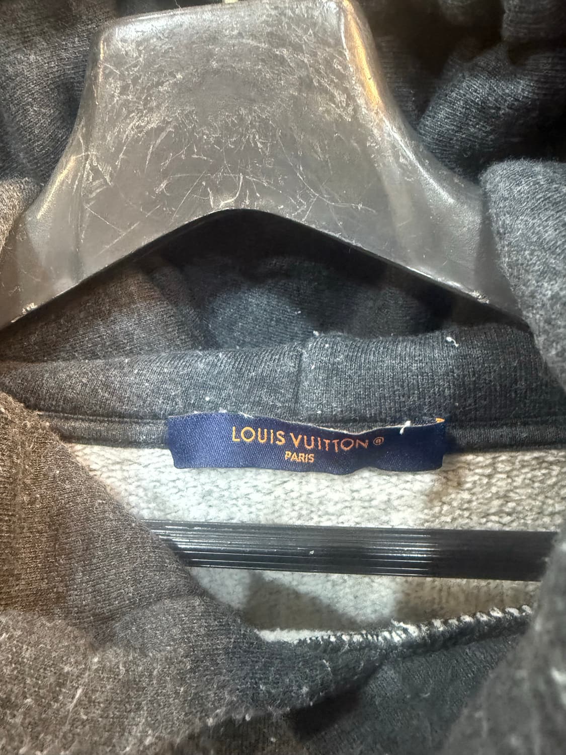105/23fw 정품 루이비통 차콜 레터링로고 프린팅후드티 팝니다 상품이미지2