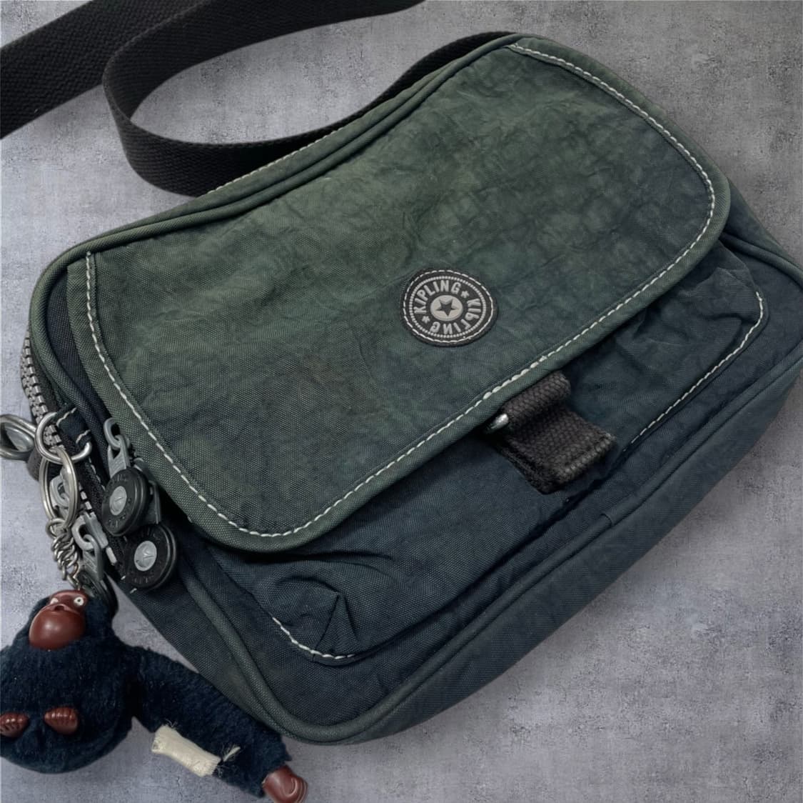 키플링 Kipling 네이비 미니 플랩 크로스백 상품이미지2