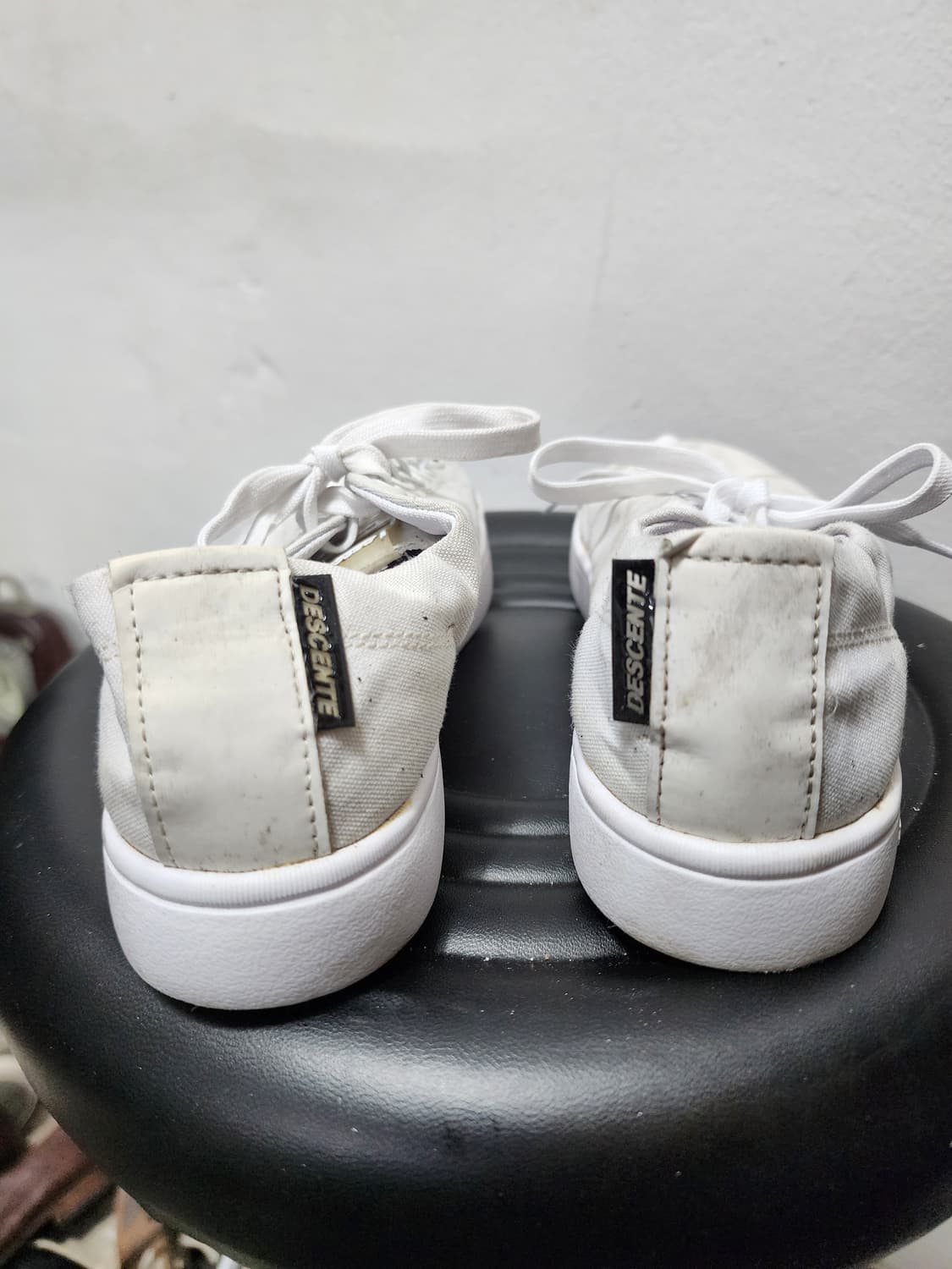 데상트 흰색 스니커즈 운동화 상품이미지3